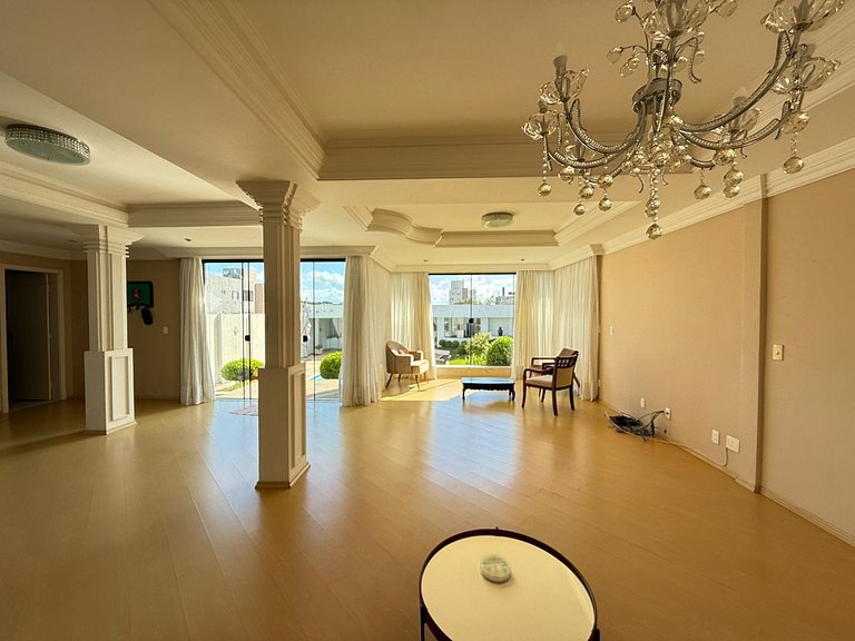 Casa Térrea com Piscina para Locação