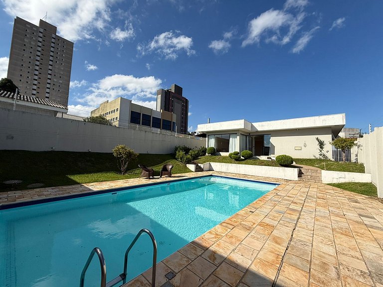 Casa Térrea com Piscina para Locação
